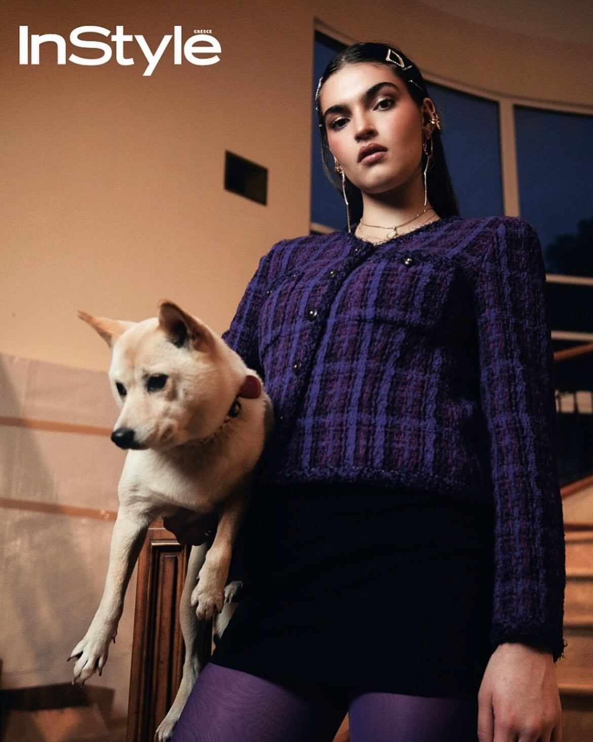 Campaña Vivant Mineral, modelo sosteniendo dos botellas junto a su rostro.