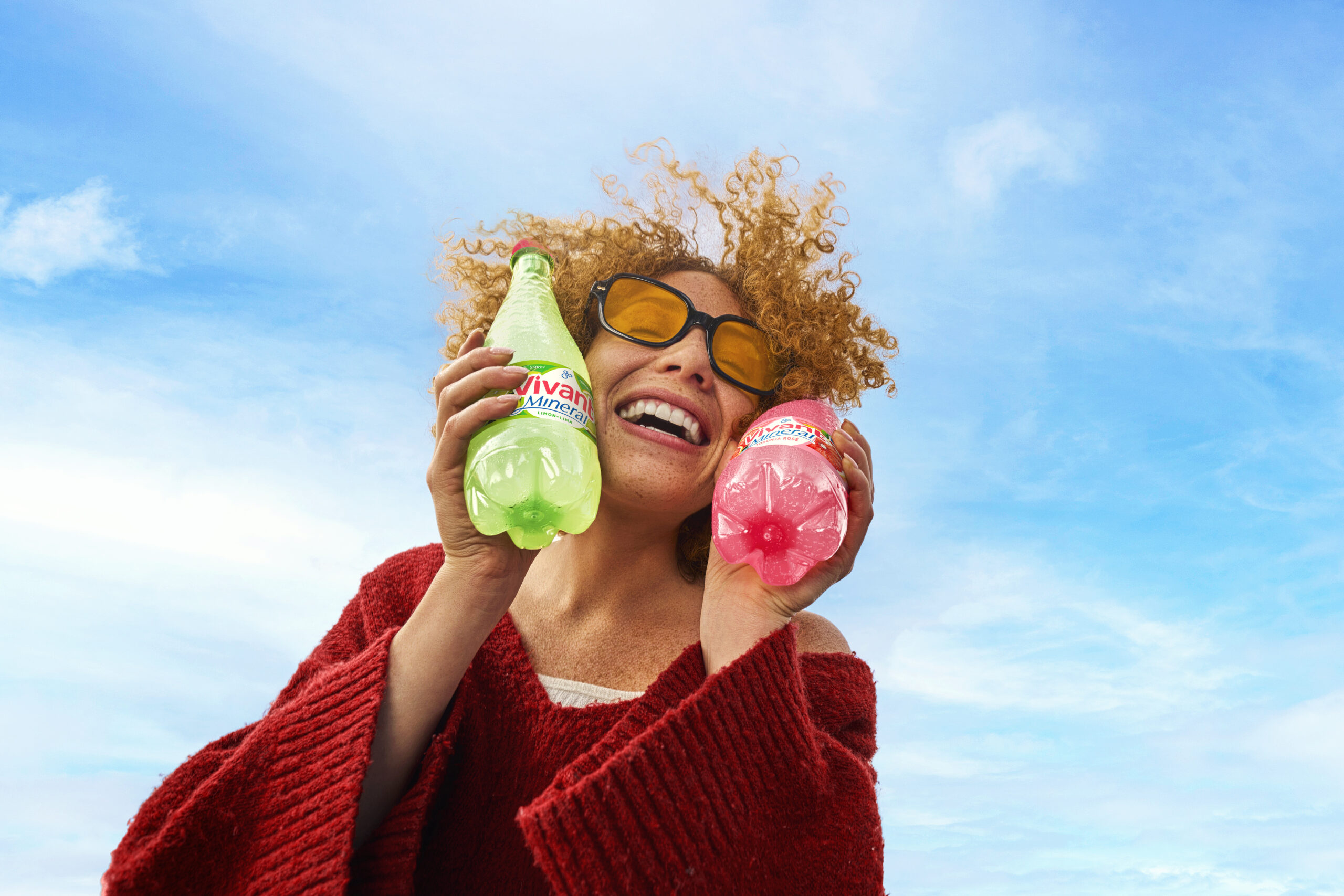 Campaña Vivant Mineral, botellas junto a una piscina.