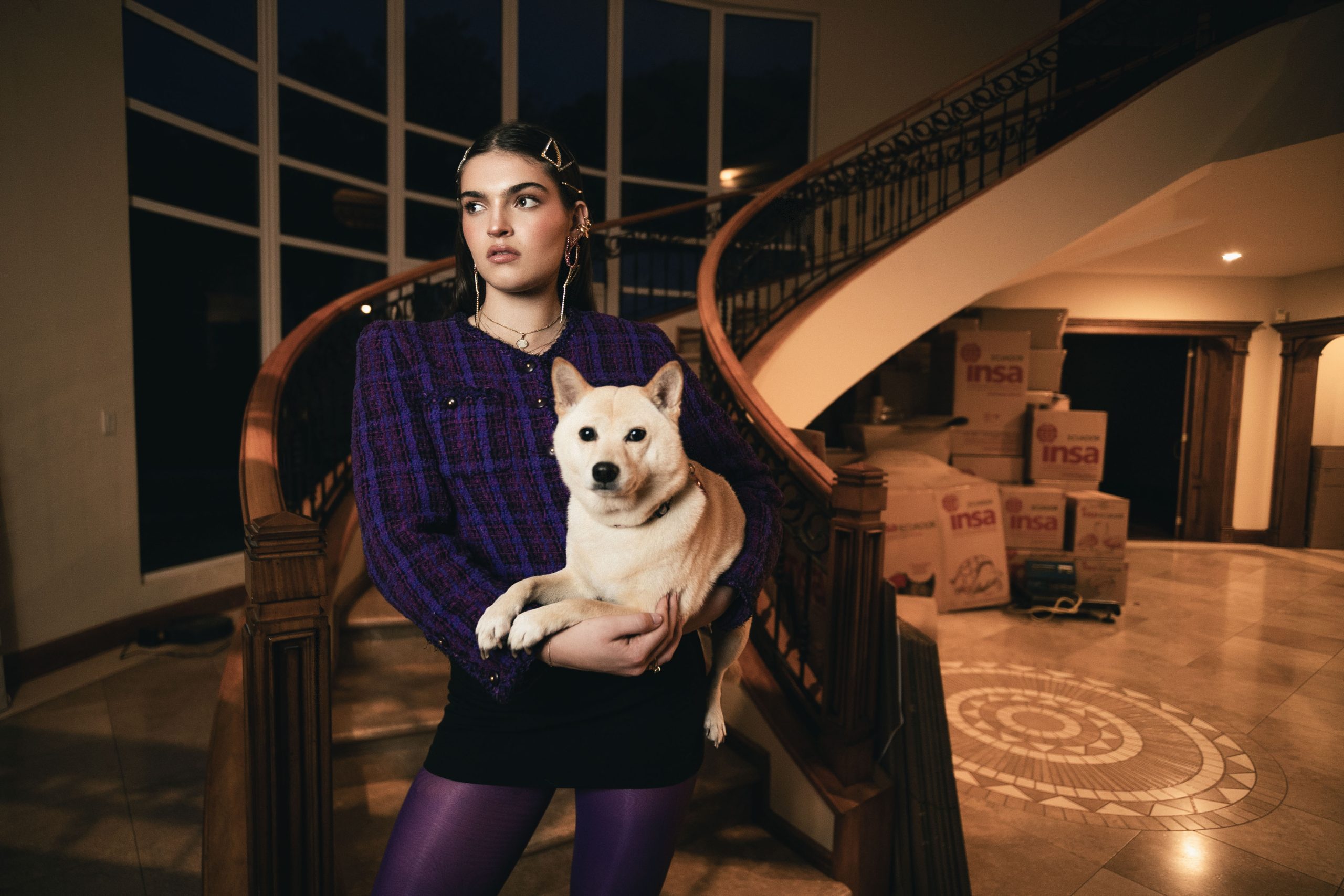 Editorial InStyle Grecia, modelo con blazer morado y perro shiba inu.