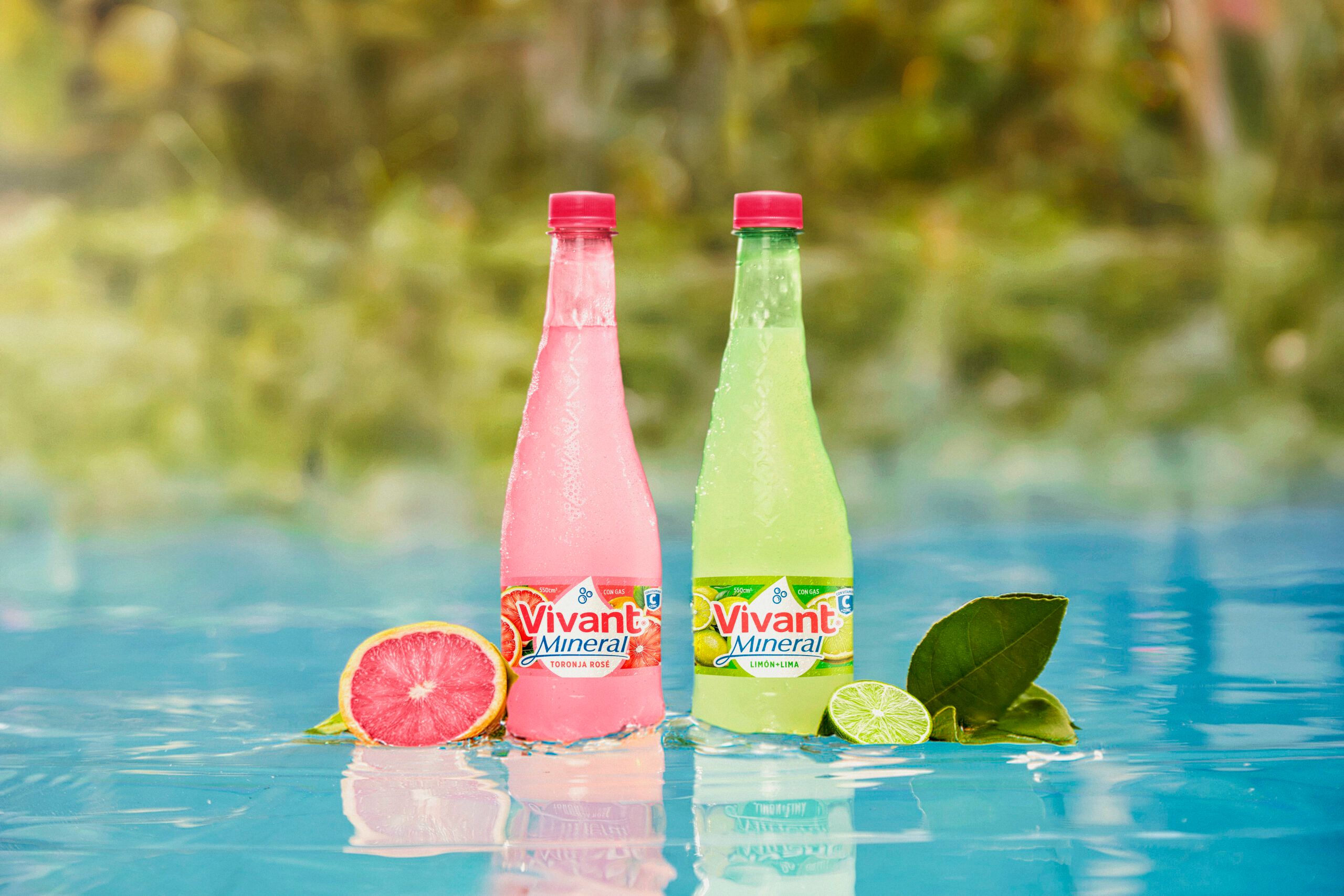 Campaña Vivant Mineral, botellas de toronja rosé y limón lima.